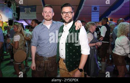 Bergedorfer Oktoberfest auf dem Frascatiplatz. Feiernde im Festzelt am Samstagabend. Bergedorf Hamburg *** Bergedorf Oktoberfest am Frascatiplatz Celebrators im Festzelt am Samstagabend Bergedorf Hamburg Stockfoto