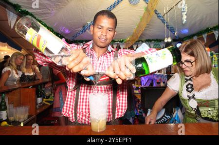 Bergedorfer Oktoberfest auf dem Frascatiplatz. Barkeeper Luiz mixt einen Caipirinha. Bergedorf Hamburg *** Bergedorf Oktoberfest am Frascatiplatz Barkeeper Luiz mischt einen Caipirinha Bergedorf Hamburg Stockfoto