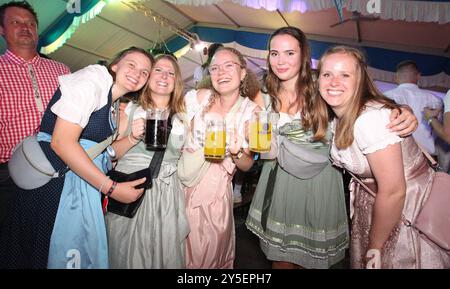 Bergedorfer Oktoberfest auf dem Frascatiplatz. Feiernde im Festzelt am Samstagabend. Bergedorf Hamburg *** Bergedorf Oktoberfest am Frascatiplatz Celebrators im Festzelt am Samstagabend Bergedorf Hamburg Stockfoto