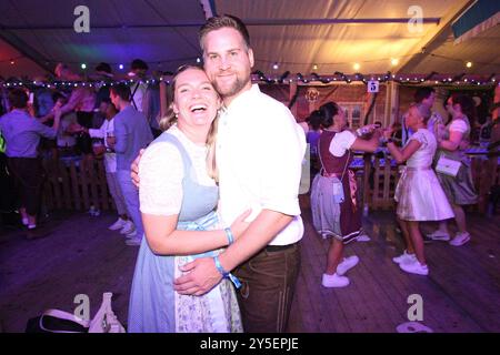 Bergedorfer Oktoberfest auf dem Frascatiplatz. Feiernde im Festzelt am Samstagabend. Bergedorf Hamburg *** Bergedorf Oktoberfest am Frascatiplatz Celebrators im Festzelt am Samstagabend Bergedorf Hamburg Stockfoto