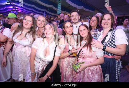 Bergedorfer Oktoberfest auf dem Frascatiplatz. Feiernde im Festzelt am Samstagabend. Bergedorf Hamburg *** Bergedorf Oktoberfest am Frascatiplatz Celebrators im Festzelt am Samstagabend Bergedorf Hamburg Stockfoto