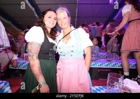 Bergedorfer Oktoberfest auf dem Frascatiplatz. Feiernde im Festzelt am Samstagabend. Bergedorf Hamburg *** Bergedorf Oktoberfest am Frascatiplatz Celebrators im Festzelt am Samstagabend Bergedorf Hamburg Stockfoto