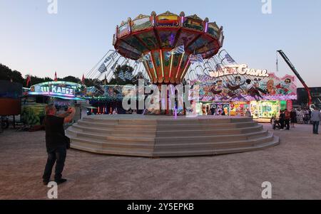 Kettenkarussell auf dem Bergedorfer Oktoberfest auf dem Frascatiplatz. Bergedorf Hamburg *** Kettenkarussell beim Bergedorf Oktoberfest am Frascatiplatz Bergedorf Hamburg Stockfoto