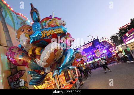 Buden auf dem Bergedorfer Oktoberfest auf dem Frascatiplatz. Bergedorf Hamburg *** Stand auf dem Bergedorf Oktoberfest am Frascatiplatz Bergedorf Hamburg Stockfoto