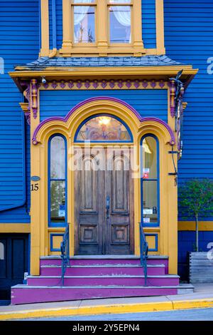 Verzierte Eingangstür des Mariner King Historic Inn, traditionelles Holzhaus mit großen Fenstern, Altstadt von Lunenburg, Nova Scotia, Kanada Stockfoto