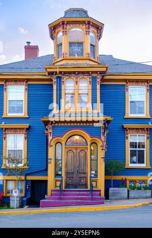 Verzierte Fassade des Mariner King Historic Inn, traditionelles Holzhaus mit großen Fenstern, Altstadt von Lunenburg, Nova Scotia, Kanada Stockfoto