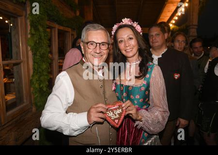 München, Deutschland. September 2024. Moderator Jan Hofer und seine Frau Phong Lan Truong stehen auf dem Balkon des Käfer-Zeltes auf der Theresienwiese. Das 189. Oktoberfest findet vom 21. September bis 6. Oktober 2024 auf der Münchner Theresienwiese statt. Quelle: Felix Hörhager/dpa/Alamy Live News Stockfoto