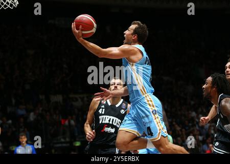 Kevin Pangos (Basket Napoli) beim Spiel Napoli Basket gegen Virtus Segafredo Bologna, italienischer Basketball-Supercup in Bologna, Italien, 21. September 2024 Stockfoto