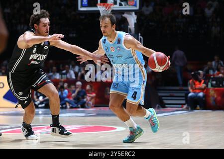 Kevin Pangos (Basket Napoli) beim Spiel Napoli Basket gegen Virtus Segafredo Bologna, italienischer Basketball-Supercup in Bologna, Italien, 21. September 2024 Stockfoto