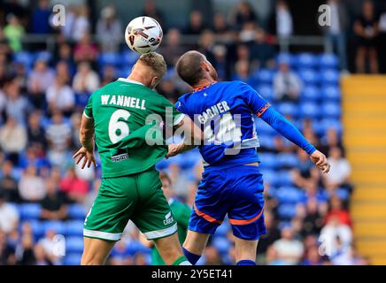 Joe Garner vom Oldham Athletic Association Football Club streift mit Jake Wannell vom Yeovil Town Football Club während des Vanarama National League-Spiels zwischen Oldham Athletic und Yeovil Town im Boundary Park, Oldham, am Samstag, den 21. September 2024. (Foto: Thomas Edwards | MI News) Credit: MI News & Sport /Alamy Live News Stockfoto