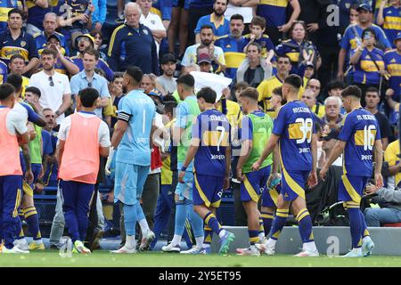 Die Spieler der Boca Juniors verlassen das Spielfeld, nachdem sie 0-1 gegen River Plate während des Argentine Professional Football League Turniers 2024 (Cesar Luis Menotti) im La Bombonera Stadion in Buenos Aires am 21. September 2024 verloren hatten. Stockfoto