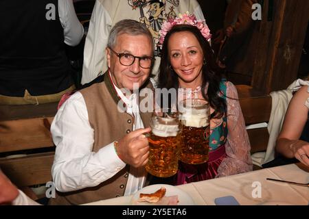 München, Deutschland. September 2024. Moderator Jan Hofer und seine Frau Phong Lan Truong feiern im Käfer-Zelt auf der Theresienwiese. Das 189. Oktoberfest findet vom 21. September bis 6. Oktober 2024 auf der Münchner Theresienwiese statt. Quelle: Felix Hörhager/dpa/Alamy Live News Stockfoto