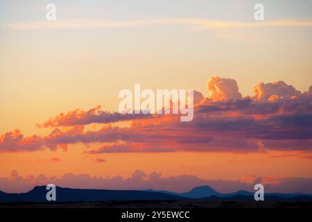 Der Sommermonsun stürmt bei Sonnenuntergang über Prescott im Yavapai County Arizona USA Stockfoto