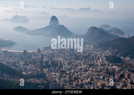 Der Blick auf Rio de Janeiro im Morgennebel von der Christusstatue, Brasilien Stockfoto