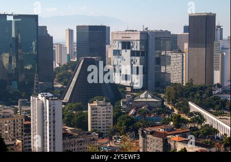 Rio de Janeiro, Brasilien, 4. Mai 2024. Die Metropolitan Cathedral von St. Sebastian umgeben von Wolkenkratzern. Stockfoto