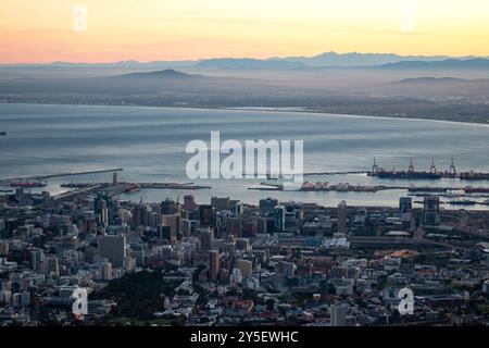 Kapstadt, Südafrika, 1. April 2023. Der Blick auf Kapstadt bei Sonnenaufgang von der Wanderung zum Tafelberg. Stockfoto