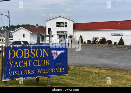 Westmount, Kanada - 3. August 2024: Der Dobson Yacht Club, der sich gegenüber dem Hafen von Sydney befindet, bietet eine große Dockage und Wellenbrecher, und Stockfoto