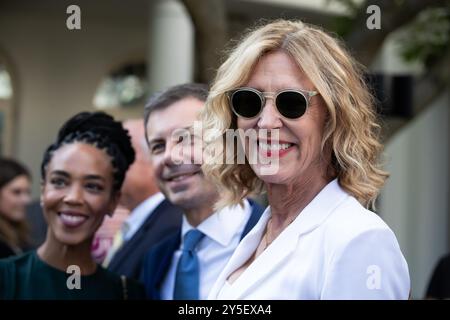 Die Schauspieler Christine Lahti (rechts) und Jazmyn Simon (links) sprechen mit Transportminister Pete Buttigieg während einer Veranstaltung, die von First Lady Dr. Jill Biden veranstaltet wurde, um den 25. Jahrestag des Debüts von „The West Wing“ zu feiern, einer beliebten Fernsehserie, die am 20. September 2024 im Weißen Haus in Washington, DC, spielt. Die First Lady nutzt die Gelegenheit, um die Fähigkeit der Kunst und des Geschichtenerzählens zu betonen, die Karriere im öffentlichen Dienst zu inspirieren. Die Serie lief sieben Staffeln lang und gewann zahlreiche Auszeichnungen, darunter 26 Emmys. (Foto: Allison Bailey/NurPhoto) Stockfoto