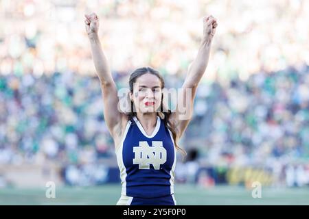 South Bend, Indiana, USA. September 2024. Der Cheerleader Notre Dame tritt während der NCAA-Fußballspiele zwischen den Miami (OH) RedHawks und den Notre Dame Fighting Irish im Notre Dame Stadium in South Bend, Indiana, auf. John Mersits/CSM/Alamy Live News Stockfoto