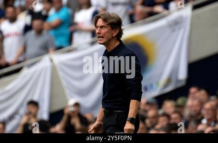 London, Großbritannien. September 2024. Thomas Frank, der Manager von Brentford reagiert. Premier League Match Tottenham Hotspur gegen Brentford im Tottenham Hotspur Stadium in London am Samstag, den 21. September 2024. Dieses Bild darf nur für redaktionelle Zwecke verwendet werden. Foto nur für redaktionelle Verwendung von Sandra Mailer/Andrew Orchard Sportfotografie/Alamy Live News Credit: Andrew Orchard Sportfotografie/Alamy Live News Stockfoto