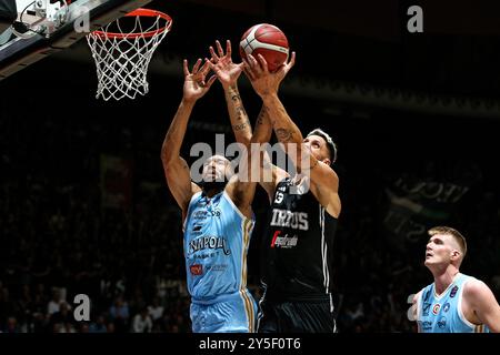 Schlacht zwischen Achille Polonara (Virtus Bologna) und Alexander Williams (Basket Napoli) während des Spiels Napoli Basket gegen Virtus Segafredo Bologna, Italien, 21. September 2024 Stockfoto