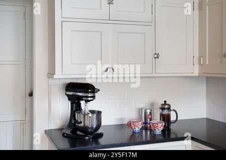 Ecke der weißen Küche mit eingebautem Mikrowellenschrank bei geschlossener Tür Stockfoto