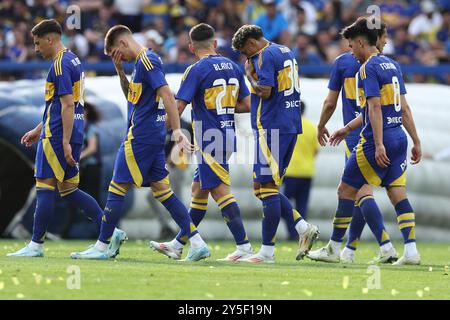 Die Spieler von Boca Junior verlassen das Spielfeld am Ende der Halbzeit während des Argentine Professional Football League Turniers 2024 (Cesar Luis Menotti) gegen River Plate im La Bombonera Stadion in Buenos Aires am 21. September 2024. Stockfoto