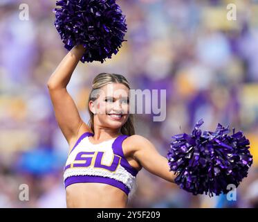 Baton Rouge, Louisiana, USA. September 2024. Die Cheerleader der LSU treten am 21. September 2024 in Baton Rouge bei einem NCAA-Football-Spiel zwischen den LSU Tigers und den UCLA Bruins auf. LSU gewann 34:17. (Kreditbild: © Scott Coleman/ZUMA Press Wire) NUR REDAKTIONELLE VERWENDUNG! Nicht für kommerzielle ZWECKE! Stockfoto