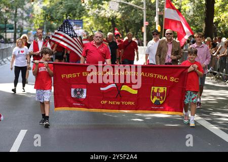 New York, USA, 21. September 2024: Die deutsch-amerikanische Steuben Parade von 2024 erleuchtete die Fifth Avenue mit leuchtenden Farben, traditioneller Musik und unglaublichen Wagen! Von Lederhosen bis Brezeln wurde New York City mit deutschem Stolz lebendig. Vielen Dank an alle, die herauskamen, um die deutsche Kultur und das Erbe stilvoll zu feiern! Foto: Luiz Rampelotto/EuropaNewswire Stockfoto