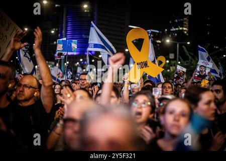 Tel Aviv, Israel. September 2024. Während einer Kundgebung in Tel Aviv, Samstag, 22. September 2024, demonstrierten Zehntausende Israelis am Samstagabend in Tel Aviv und ganz Israel, um ein Waffenstillstandsabkommen zu unterstützen, das die Freilassung von Geiseln ermöglicht, die seit dem 7. Oktober von der Terrorgruppe der Hamas in Gaza gefangen gehalten wurden. Verwandte sagen, Netanjahu opfere die hostagesÕ, während die Nordfront ohne Geiselstillstandsabkommen mit der Hamas aufheizt. Foto von Eyal Warshavsky. Quelle: Eyal Warshavsky/Alamy Live News Stockfoto