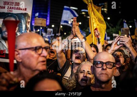 Tel Aviv, Israel. September 2024. Während einer Kundgebung in Tel Aviv am Samstag, 22. September 2024, rufen und schwenken die Protestierenden gelbe Fahnen. Zehntausende Israelis demonstrierten am Samstagabend in Tel Aviv und ganz Israel, um einen Waffenstillstand zu unterstützen, der die Freilassung von Geiseln ermöglicht, die seit dem 7. Oktober von der Terrorgruppe der Hamas in Gaza gefangen gehalten wurden. Verwandte sagen, Netanjahu opfert die hostagesÕ, während die Nordfront ohne Geiselstillstandsabkommen mit der Hamas aufheizt. Foto von Eyal Warshavsky. Quelle: Eyal Warshavsky/Alamy Live News Stockfoto