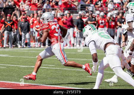 Columbus, Ohio, USA. September 2024. Ohio State Buckeyes Running Back TreVeyon Henderson (32) erzielte bei einem Lauf zwischen der Marshall Thundering Herde und den Ohio State Buckeyes im Ohio Stadium, Columbus, Ohio. (Kreditbild: © Scott Stuart/ZUMA Press Wire) NUR REDAKTIONELLE VERWENDUNG! Nicht für kommerzielle ZWECKE! Stockfoto