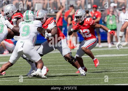 Columbus, Ohio, USA. September 2024. Ohio State Buckeyes Running Back TreVeyon Henderson (32) trägt den Ball während des Spiels zwischen der Marshall Thundering Herde und den Ohio State Buckeyes im Ohio Stadium, Columbus, Ohio. (Kreditbild: © Scott Stuart/ZUMA Press Wire) NUR REDAKTIONELLE VERWENDUNG! Nicht für kommerzielle ZWECKE! Stockfoto