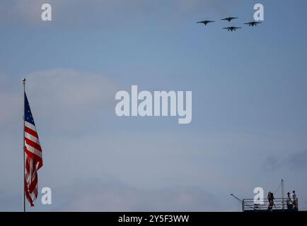 Annapolis, MD, USA. September 2024. Die „Salty Dogs“ fliegen nach der Nationalhymne, bevor ein NCAA-Fußballspiel zwischen der United States Naval Academy und den Memphis Tigers im Navy-Marine Corp Memorial Stadium in Annapolis, MD Justin Cooper/CSM/Alamy Live News stattfindet Stockfoto