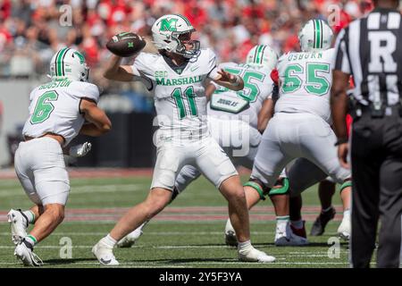 Columbus, Ohio, USA. September 2024. Der Quarterback Stone Earle (11) der Marshall Thundering Herde kommt während des Spiels zwischen der Marshall Thundering Herde und den Ohio State Buckeyes im Ohio Stadium, Columbus, Ohio, aus der Tasche. (Kreditbild: © Scott Stuart/ZUMA Press Wire) NUR REDAKTIONELLE VERWENDUNG! Nicht für kommerzielle ZWECKE! Stockfoto