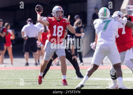 Columbus, Ohio, USA. September 2024. Der Ohio State Buckeyes Quarterback will Howard (18) kommt während des Spiels zwischen der Marshall Thundering Herde und den Ohio State Buckeyes im Ohio Stadium, Columbus, Ohio, aus der Tasche. (Kreditbild: © Scott Stuart/ZUMA Press Wire) NUR REDAKTIONELLE VERWENDUNG! Nicht für kommerzielle ZWECKE! Stockfoto