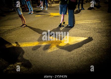 Tel Aviv, Israel. September 2024. Schatten von Demonstranten während einer Kundgebung in Tel Aviv am Samstag, 22. September 2024.Zehntausende Israelis demonstrierten am Samstagabend in Tel Aviv und ganz Israel, um ein Waffenstillstandsabkommen zu unterstützen, das die Freilassung von Geiseln ermöglicht, die seit dem 7. Oktober von der Terrorgruppe Hamas in Gaza gefangen gehalten wurden. Verwandte sagen, Netanjahu opfere die hostagesÕ, während sich die Nordfront ohne Geiselstillstandsabkommen mit der Hamas erhitzt. Foto von Eyal Warshavsky. Quelle: Eyal Warshavsky/Alamy Live News Stockfoto