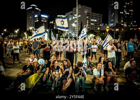 Tel Aviv, Israel. September 2024. Demonstranten rufen und schwenken die israelische Flagge während einer Kundgebung in Tel Aviv am Samstag, 22. September 2024.Zehntausende Israelis demonstrierten am Samstagabend in Tel Aviv und in ganz Israel, um einen Waffenstillstand zu unterstützen, um die Freilassung von Geiseln zu ermöglichen, die seit dem 7. Oktober von der Terrorgruppe der Hamas in Gaza gefangen gehalten wurden. Verwandte sagen, Netanjahu opfert die hostagesÕ, während die Nordfront sich ohne Geiselstillstandsabkommen mit der Hamas aufheizt. Foto von Eyal Warshavsky. Quelle: Eyal Warshavsky/Alamy Live News Stockfoto