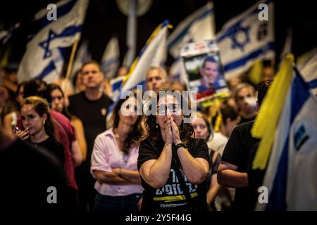 Tel Aviv, Israel. September 2024. Während einer Kundgebung in Tel Aviv am Samstag, 22. September 2024, demonstrieren Zehntausende Israelis in Tel Aviv und ganz Israel am Samstagabend, um ein Waffenstillstandsabkommen zu unterstützen, das die Freilassung von Geiseln ermöglichen soll, die seit dem 7. Oktober von der Terrorgruppe Hamas in Gaza gefangen gehalten wurden. Verwandte sagen, Netanjahu opfere die hostagesÕ, während sich die Nordfront ohne Geiselstillstandsabkommen mit der Hamas erhitzt. Foto von Eyal Warshavsky. Quelle: Eyal Warshavsky/Alamy Live News Stockfoto