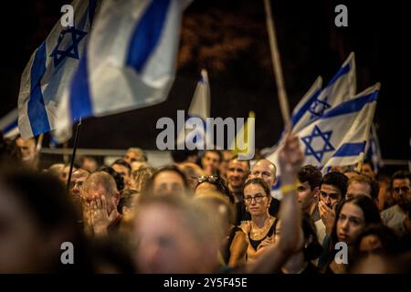 Tel Aviv, Israel. September 2024. Demonstranten während einer Kundgebung in Tel Aviv am Samstag, 22. September 2024.Zehntausende Israelis demonstrierten am Samstagabend in Tel Aviv und ganz Israel, um ein Waffenstillstandsabkommen zu unterstützen, das die Freilassung von Geiseln ermöglicht, die seit dem 7. Oktober von der Terrorgruppe Hamas in Gaza gefangen gehalten wurden. Verwandte sagen, Netanjahu opfere die hostagesÕ, während die Nordfront ohne Geiselstillstandsabkommen mit der Hamas aufheizt. Foto von Eyal Warshavsky. Quelle: Eyal Warshavsky/Alamy Live News Stockfoto