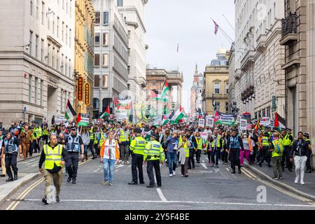 Liverpool, Großbritannien. SEPTEMBER 2024. National Palestine march, wie in London gesehen, brachten Trainer aus dem Süden, Leeds und Manchester Aktivisten. Die Aktivisten versammelten sich in der St. George's Hall, bevor sie zum Hafen von Liverpool marschierten. Morgen beginnt die Labour-Konferenz in der Stadt. Credit Milo Chandler/Alamy Live News Stockfoto