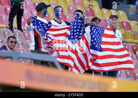 Bogota, Kolumbien. September 2024. Die Fans der Vereinigten Staaten schwingen die Flagge beim Spiel der FIFA U-20-Frauen-Weltmeisterschaft Kolumbien 2024 auf dem dritten Platz zwischen den Vereinigten Staaten und den Niederlanden im El Campin Stadium in Bogota am 21. September 2024. Foto: Julian Medina/DiaEsportivo/Alamy Live News Credit: DiaEsportivo/Alamy Live News Stockfoto