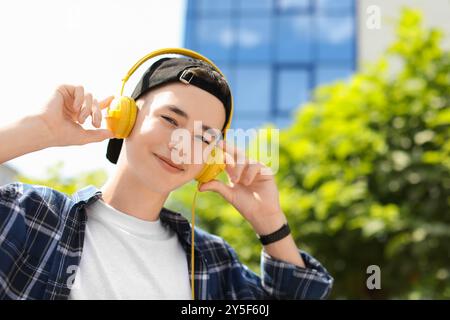 Porträt eines Teenagers mit Kopfhörern im Freien. Leerzeichen für Text Stockfoto