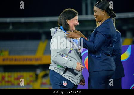 Bogota, Kolumbien. September 2024. Tracey Marie Kevins Cheftrainer der Vereinigten Staaten feiert mit der dritten Medaille, nachdem er am 21. September 2024 im El Campin Stadion in Bogota das Spiel der FIFA U-20-Frauen-Weltmeisterschaft Kolumbien 2024 mit dem dritten Platz gewonnen hatte. Foto: Julian Medina/DiaEsportivo/Alamy Live News Credit: DiaEsportivo/Alamy Live News Stockfoto