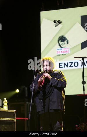 XXIII. Ausgabe des Fabrizio de Andrè Preises „Parlare di Musica“ auf der Piazza Fabrizio de André im Stadtteil Magliana in Rom. Finale der Musik-, Poesie- und Malabschnitte. An diesem zweiten Abend traten die anderen 5 Finalisten der Musikabteilung auf der Bühne auf. Die Targa Faber Tonight, gesammelt von Ariete, die dann auch als Gast auftrat. Ein weiterer Gast war Enzo Avitabile und seine Band, ein alter Freund der Veranstaltung. Ebenfalls ausgezeichnet wurden „Lettore della Repubblica“ und schließlich der Gewinner Santoianni, ein junger Singer-Songwriter aus den Abruzzen, der zum Zeitpunkt der Preisverleihung zusammen auf der Bühne stand Stockfoto