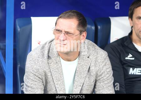 Sankt Petersburg, Russland. September 2024. Dmitri Pyatibratov, Cheftrainer von Fakel, der während des russischen Premier League-Fußballspiels zwischen Zenit Sankt Petersburg und Fakel Woronesch in der Gazprom Arena zu sehen war. Endpunktzahl: Zenit 3:1 Fakel. (Foto: Maksim Konstantinov/SOPA Images/SIPA USA) Credit: SIPA USA/Alamy Live News Stockfoto