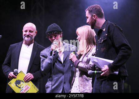 XXIII. Ausgabe des Fabrizio de Andrè Preises „Parlare di Musica“ auf der Piazza Fabrizio de André im Stadtteil Magliana in Rom. Finale der Musik-, Poesie- und Malabschnitte. An diesem zweiten Abend traten die anderen 5 Finalisten der Musikabteilung auf der Bühne auf. Die Targa Faber Tonight, gesammelt von Ariete, die dann auch als Gast auftrat. Ein weiterer Gast war Enzo Avitabile und seine Band, ein alter Freund der Veranstaltung. Ebenfalls ausgezeichnet wurden „Lettore della Repubblica“ und schließlich der Gewinner Santoianni, ein junger Singer-Songwriter aus den Abruzzen, der zum Zeitpunkt der Preisverleihung zusammen auf der Bühne stand Stockfoto