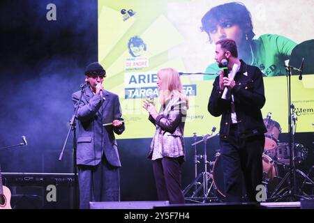 XXIII. Ausgabe des Fabrizio de Andrè Preises „Parlare di Musica“ auf der Piazza Fabrizio de André im Stadtteil Magliana in Rom. Finale der Musik-, Poesie- und Malabschnitte. An diesem zweiten Abend traten die anderen 5 Finalisten der Musikabteilung auf der Bühne auf. Die Targa Faber Tonight, gesammelt von Ariete, die dann auch als Gast auftrat. Ein weiterer Gast war Enzo Avitabile und seine Band, ein alter Freund der Veranstaltung. Ebenfalls ausgezeichnet wurden „Lettore della Repubblica“ und schließlich der Gewinner Santoianni, ein junger Singer-Songwriter aus den Abruzzen, der zum Zeitpunkt der Preisverleihung zusammen auf der Bühne stand Stockfoto