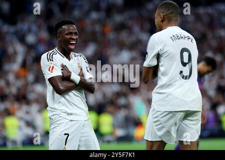 Madrid, Spanien. September 2024. Madrid, Spanien; 21.09.2024.- Vinicius Jr. erzielt ein Tor und feiert mit Mbape. Real Madrid gegen Espanyol Spieltag 6 der spanischen Fußballliga im Stadion Santiago Bernabéu in der Hauptstadt des Königreichs Spanien. Real Madrid schlägt Espanyol 4-1 mit Toren von Dani Carvajal. Rodrygo Goes, Vinícius Júnior und Kylian Mbappé Credit: Juan Carlos Rojas/dpa/Alamy Live News Stockfoto