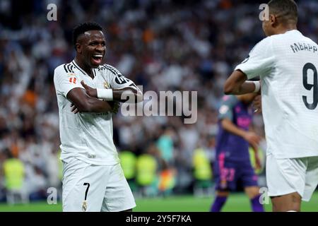 Madrid, Spanien. September 2024. Madrid, Spanien; 21.09.2024.- Vinicius Jr. erzielt ein Tor und feiert mit Mbape. Real Madrid gegen Espanyol Spieltag 6 der spanischen Fußballliga im Stadion Santiago Bernabéu in der Hauptstadt des Königreichs Spanien. Real Madrid schlägt Espanyol 4-1 mit Toren von Dani Carvajal. Rodrygo Goes, Vinícius Júnior und Kylian Mbappé Credit: Juan Carlos Rojas/dpa/Alamy Live News Stockfoto